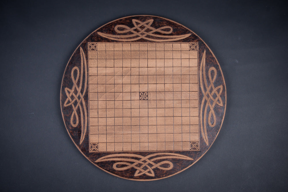 Hnefatafl: Graviertes kreisförmiges Brettspiel aus Holz