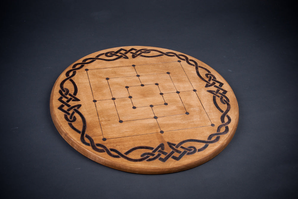 Dziewięć męskich gier planszowych Morris z grawerowaną drewnianą okrągłą grą