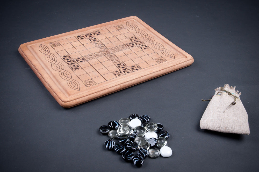 Hnefatafl: Graviertes quadratisches Brettspiel aus Holz
