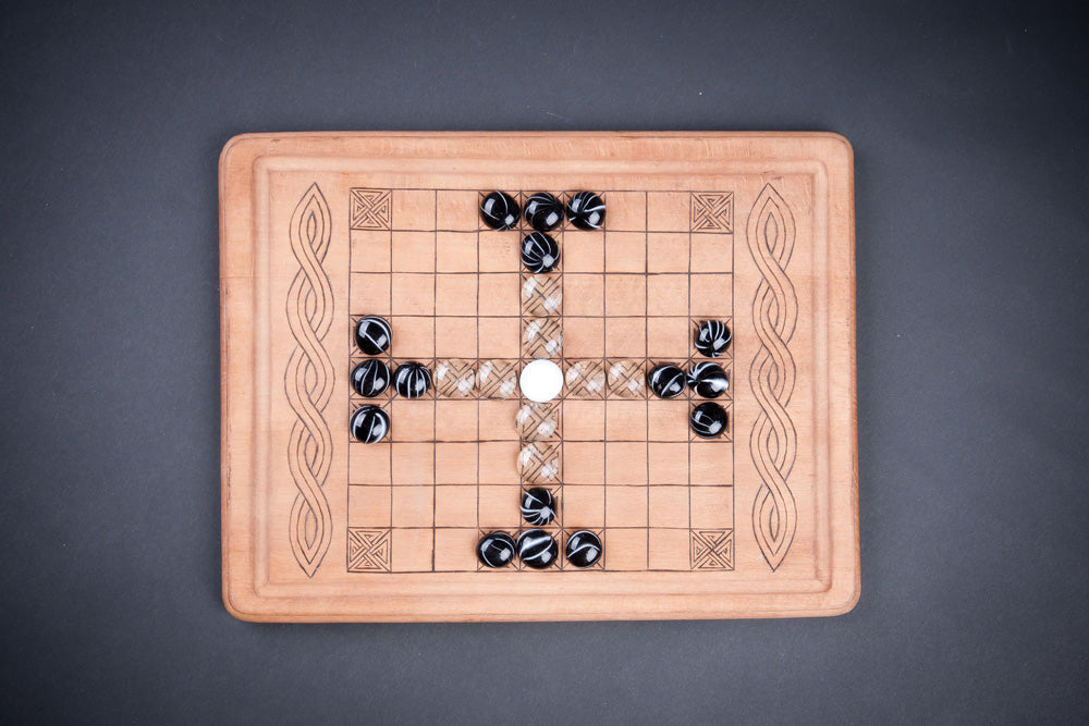 Hnefatafl: Grawerowana drewniana kwadratowa gra planszowa