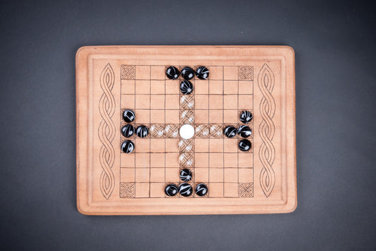 Hnefatafl: Grawerowana drewniana kwadratowa gra planszowa