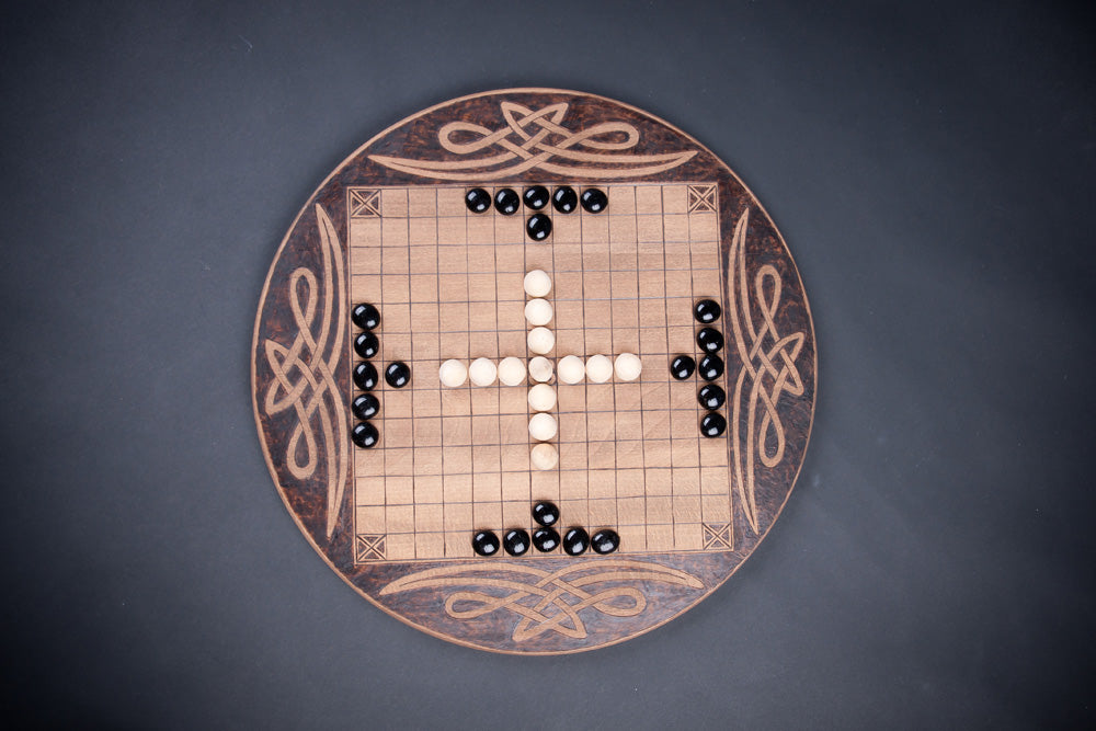 Hnefatafl: Graviertes kreisförmiges Brettspiel aus Holz