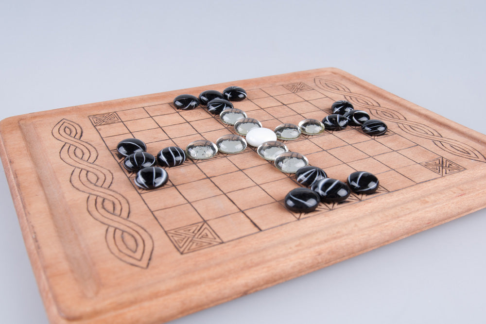 Hnefatafl: Graviertes quadratisches Brettspiel aus Holz